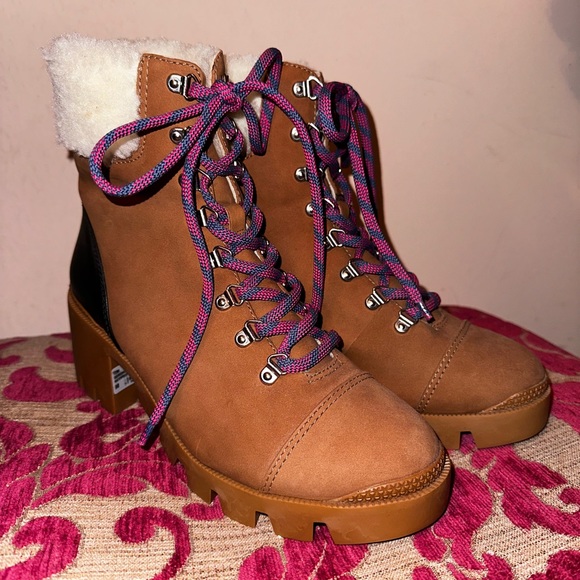 NEW DESIGNER Schutz Ritah Leather Lace up Faux Fur Lug Sole Boots - Picture 3 of 10